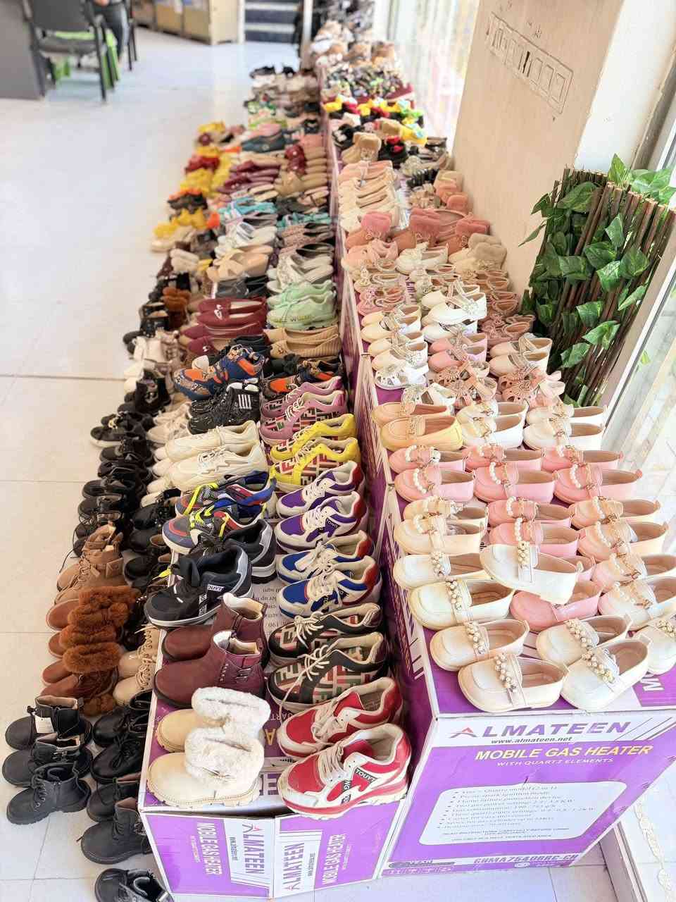 السلام عليكم ورحمة الله
شلعة احذية كلة جديد اطفال ونسائي العدد التقريبي ٦٠٠ الى ٧٠٠ قطعة ابيع شلع وابيع نص الكمية للاستفسار مراسلتنا او الاتصال بنا 
***********
