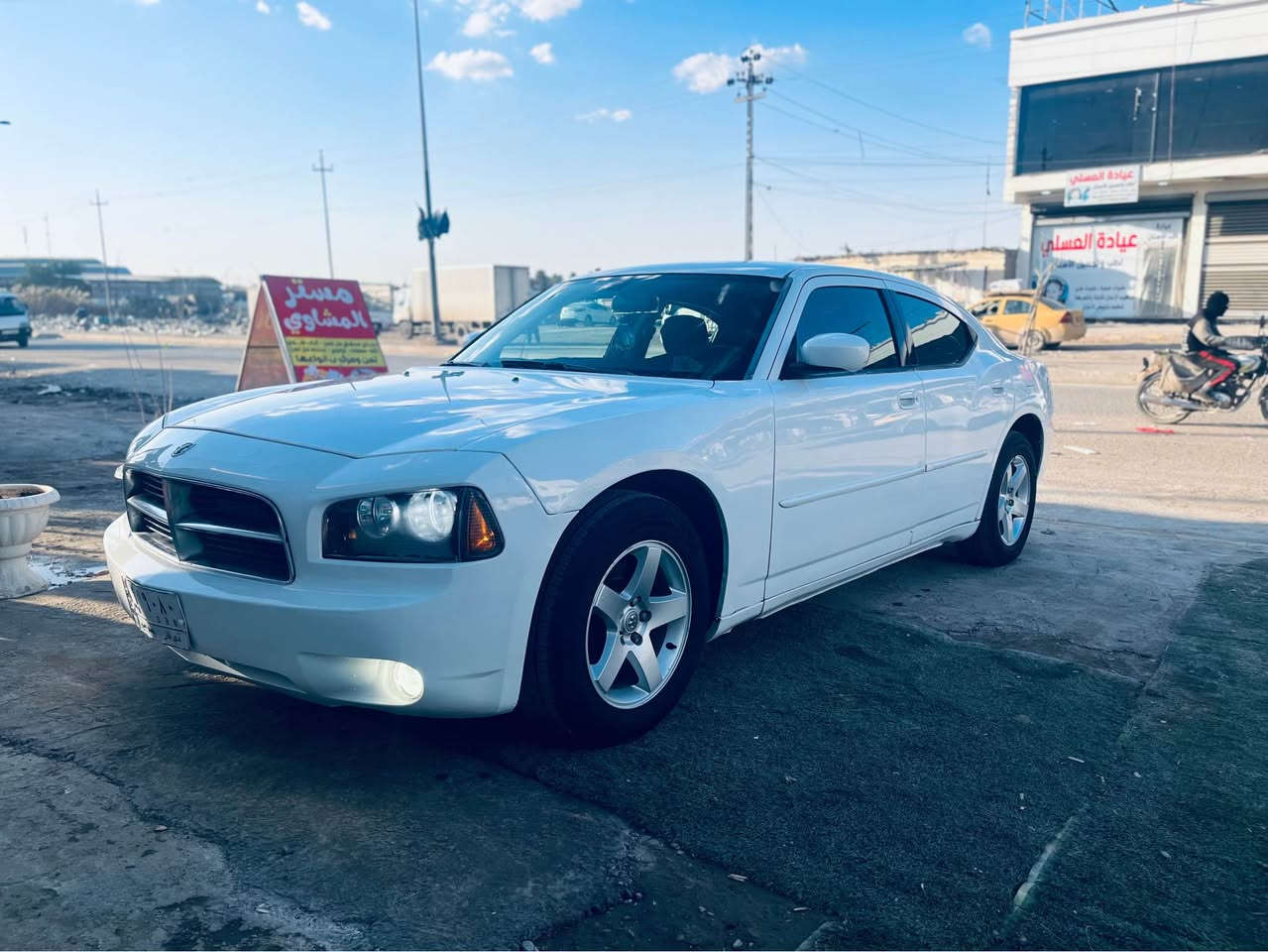 السلام عليكم اخوان جارجر 2008 بيها رشات صبغ مكفوله من كص شاصي دواخل كلبه  مكينه وكير جدد شلعه خير من الله ناعمه بشكل جاهزه من كلشي كشنات كهرباء شاشه ماشيه 156م زنون منضومه كامله غرفه جديده سياره متعوب عليها سنويه ل 29 مشروع وطني مكانه السياره بابل الحله 
السعر 105 كولشي اكو بلسوك بس تعتمد ع نضافه سياره حته بارد مابيها  
*********** حلة, بابل
