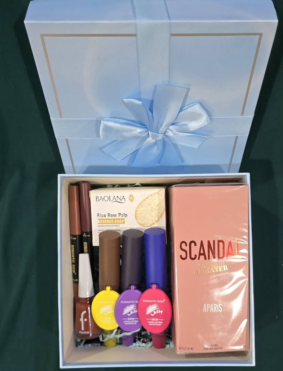 فقط ب١٠ الاف تكدر تجيب هدية عيد الحب
هي تستاهل وأنت كريم 
بس يمنا خليناك توفر وتقدملها هدية تعجبها
راسلونا خاص او واتساب ***********
يوجد لدينا توصيل لجميع محافظات العراق
#عيدالحب
#هداياعيدالحب
#حبيبتي
