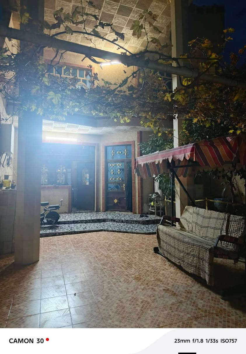 ياالله توكلنا ع الله 
بيت للبيع  طابقين ملك صرف 
مساحه ١٨٦ متر 
الموقع حي الصمود مقابيل كلية الامام بل فرع مال ابو جعفر يبعد عن شارع الامام الرئيسي ٦٠ متر خدمات كامله 
كراج + حديقه الطابق الأول استقبال صاله مطبخ غرفه منام 
الطابق الثاني غرفتين غرفه كبيره وغرفه صغيرة مال اطفال 
***********
