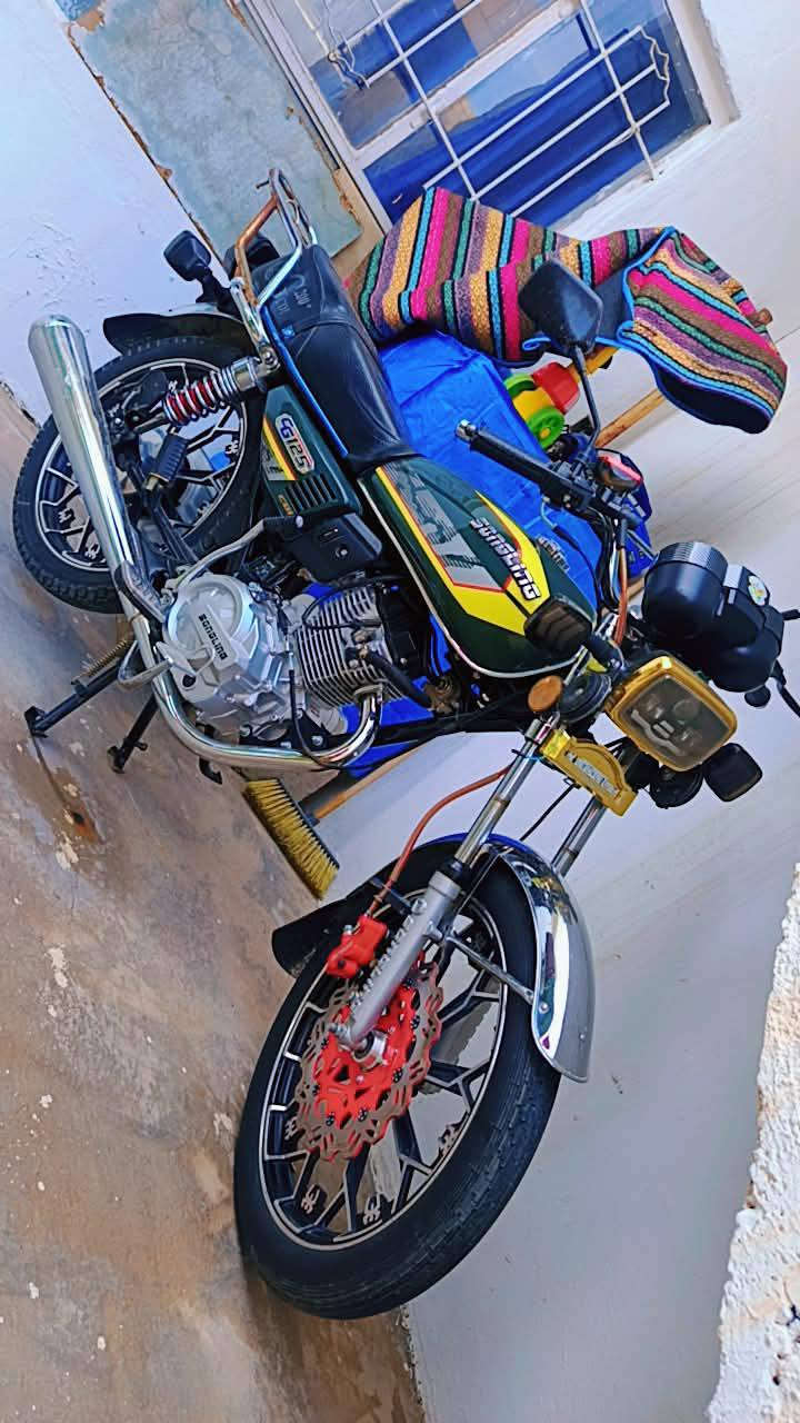 سلام عليكم
دراجه خمسه كير جديده صارلهه فتره يمي مديل ٢٠٢٤ماخذهه صفر 

سونلك 

مكينه١٥٠

سعر٧٥٠

وبيهه مجال 

عنوان الاسرة مقابيل دوميز
رقم الهاتف ***********
