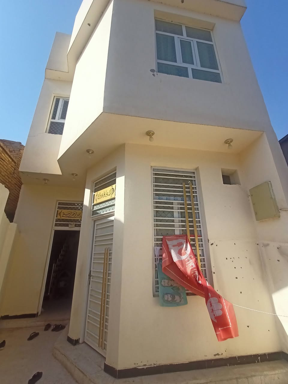 #اعادة_نشر
بيت للبيع مساحة ١٢٢ بناء حديث مسلح طابقين. 
الطابق الاول: غرفة براني مطبخ هول صحيات داخلية وخارجية. 
الطابق الثاني: غرفتين وهول وصحيات مع سطح داخلي. 
الموقع: القشلة قرب جامع المدينة. 
لمعرفة السعر والتفاصيل مراسلتي او الاتصال *********** متوفر واتساب ايضا.
