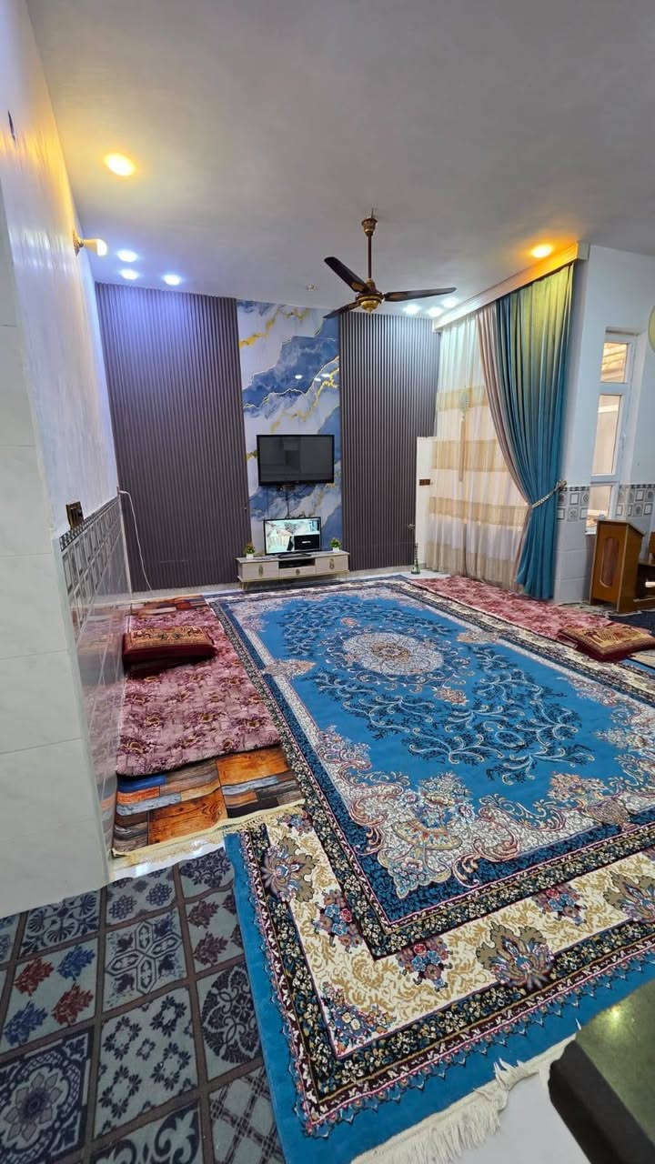 السلام عليكم دار للبيع مساحته البيت 150متر
البيت يشمل 
صاله الطول 8والعرض 5
استقبال الطول 7والعرض 4
مطبخ البارد الطول 4 والعرض 3ونص
والمطبخ الحار الطول 2ونص والعرض 2ونص
غرفتين نوم واحده الطول 6 والعرض 4
والغرفه الثانيه الطول 4 والعرض 3ونص
صحيات داخليه وخارجيه
الطابق الثاني 
غرفه وحده الطول 4والعرض 4
البيت حديث البناء مالته
للاتصال على الرقم ***********
