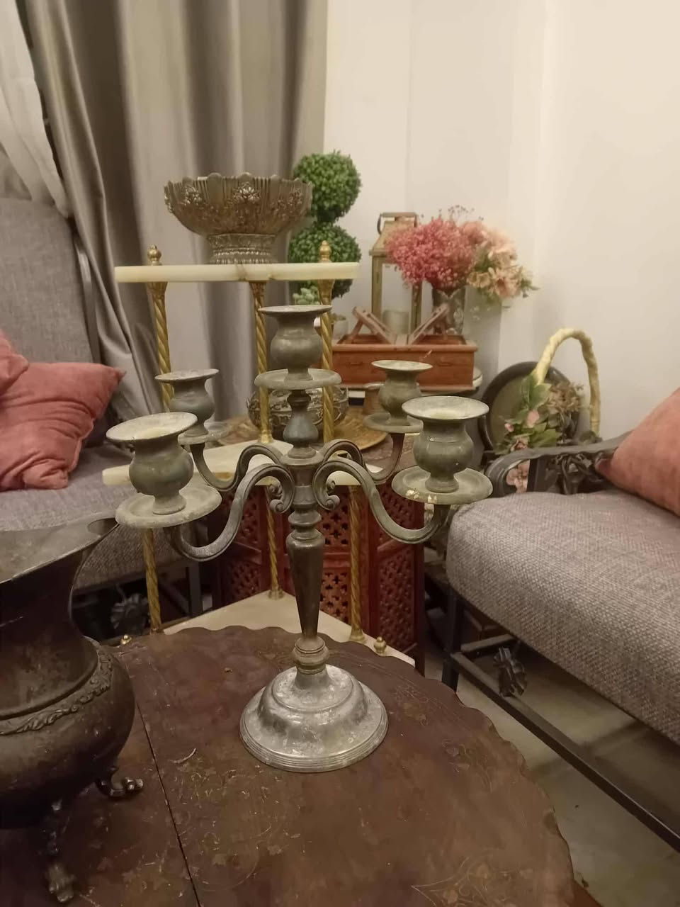 شمعدان فاخر تحفة قديمة 🇮🇹
شمعدان إيطالي أصلي من إيطاليا
قطعة ديكور مميزة بحجم ضخم وحضور قوي
✔️ مشغول يدوي بإتقان
✔️ مطلي بالفضة (على الأغلب)
✔️ حالة ممتازة – قطعة كاملة لا ينقصها شيء
✔️ تصميم فاخر يضيف لمسة كلاسيكية راقية لأي منزل أو مكتب
قطعة جميلة ونادرة مناسبة لعشاق التحف والديكور التراثي
💰 السعر مناسب
📍 متوفر مع إمكانية التوصيل


**إذا كنت صاحب هذا الإعلان وتريد حذفه لأي سبب، رجاءا أرسل رسالة إلى الدعم الفني**