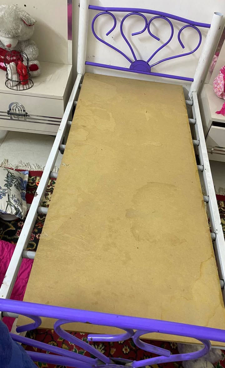 السراير ب٥٠اثنينهم الطباخات اىواحد ب٧٥الف الواحد شغلات الفرن فوك جوة مابي اي ضرر عن اني بغداد حي الاجهاد عله هذا *********** مستعجله عليهم اغراض نضيفه جدا
