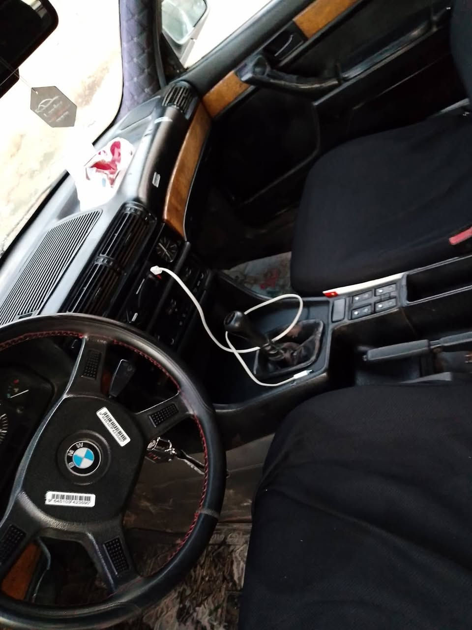 بي ام دبليو 735 كير عادي موديل 92 رقم دولي سنويه لل 29 محرك وكير مكفولات تخم تاير وفيت بم ونوزلات وبلكات كلها جدد فتحة شغالة وبيها صالنصة رياضي ومضخم صوت جاهزة من كلشي سعرها 37 وبي مجال 
***********
