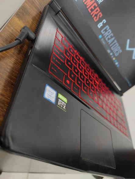 السلام عليكم شباب
لابتوب الكمينك - مصممين - مهندسين من Msi 
اللابتوب بالكارتونه كامل ملحقات شرق اوسط وكالة بدون خلل شغال ١٠٠% 
فقط بزاويه اليسار طخه بسيطه غير مؤثره موضحه بالصور
بمواصفات
شاشه حجم 15.6 انش نوع ips ENHANCELevel الوان 100%SRGB بمعدل تحديث 144HZ فريم
معالج خرافي من انتل
Core i-9850H فئه H للاداء الثقيل بعدد 16Cpu توربو حتى 4.75GHZ
كرت الشاشه المنفصل احترافي من انفيديا نوع
RTX 2060-6GB FULL.WATT 
صافي حجم 6GB بخواص الDLSS و تتبع الضوء 
رامات حجم 16GB قابل للتطوير
هارد 512 قابل للاضافه 
كيبورد احمر ضوئي معرب اصلي
بطاريه ثلث ساعه 
صوت من DOLPY ستيريو محيطي عالي 
نضام تبريد COOLER BOOST 5 بارد جدا تحت الضغط
اكيد قادر على تشغيل كافه الكيمنك الحديث 
وجميع برامج التصميم و الهندسيات 
السعر ٥٩٠ الف فقط و نهائي
بغداد ويوجد توصيل
تواصل***********
