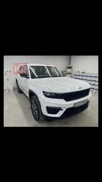 جيب شيروكي موديل 2023 لمتد شكل جديد 5 راكب لون ابيض حادث بسيط جداً فقط...