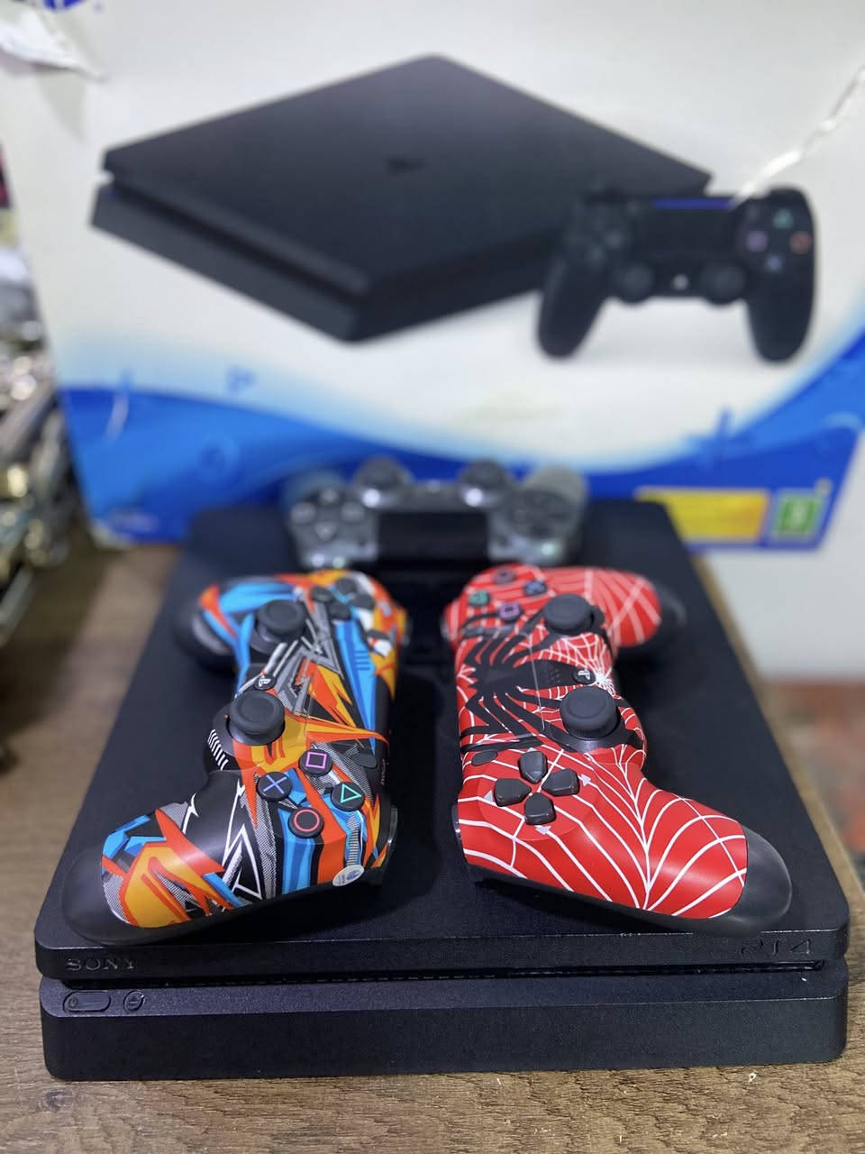 بلي فور سلم
 مهكر نظام 9 بدون فلاش
500 كيكا يحتوي على 13 لعبة
مع يده اصلية و2 تجارية باب اول جدد
جهاز حيل نضيف مامفتوح ولا واصل مصلح
مع كارتونو وملحقاتو كاملة 
*********** موصل قادسية الثانية
