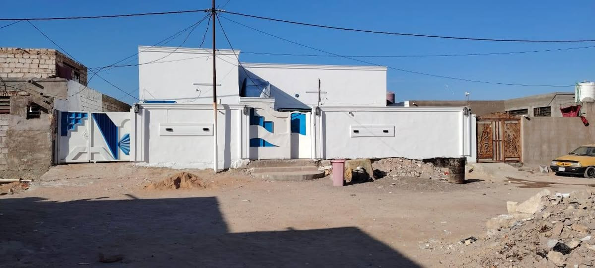 السلام عليكم البيت للبيع مساحه ٣٠٠ م واجهه ١٨ م يحتوي على بابين خارجيات واحد خاص للبيت والثاني للكراج السياره سلايت ويتكون من ثلاث غرف اثنين بالطابق الأرضي وواحده في الأعلى ومطبخ كبير مفتوح على الصاله البيت وصاله ٨ امتار وكذلك استقبال ٨ امتار بالاضافه إلى صحيات داخليه وخارجيه وهذه الصور والفيديو لشكل والتوضيح ما في البيت.. العنوان الكوفه شارع المعمل خلف جامع الخزاعل قرب دور الايتام.يرهم للسكن عاىله كبيره اوعاىلتين. علما ان إكمال بناه البيت سنة 2022،للاستفسار والتواصل على هذا الرقم المبين أدناه ***********
