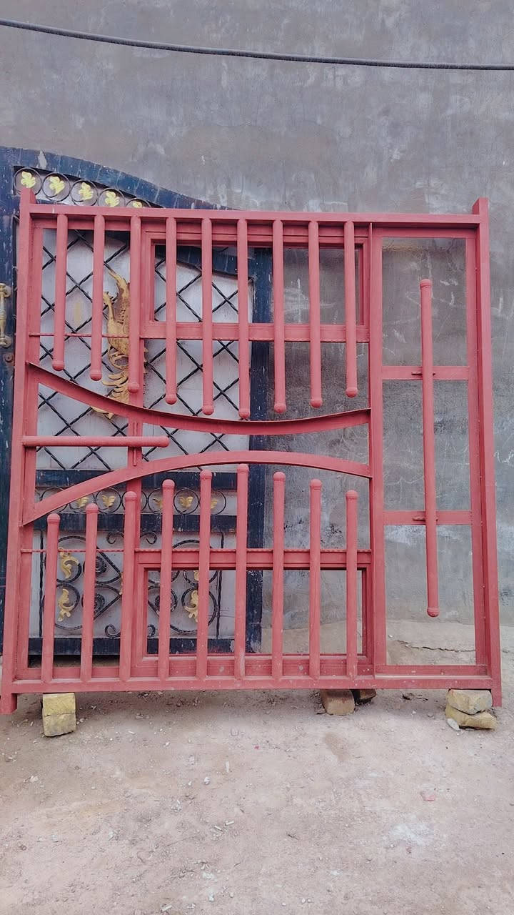 السلام عليكم خريطه كامله  جديد مامستعمل  باب مدخل وشباك بيتونه + ٥ شبابيج كبيره حديد درجه اوله وشغل تزكام تجي وشوف السعر ( مليون وبيهن مجال بسيط ) 
العنوان المدحتيه شارع البطاوي 
الرقم ***********
