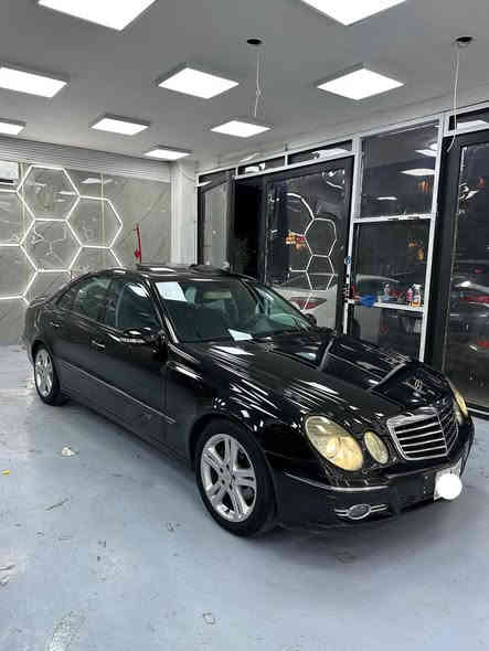 السلام عليكم 
‏Mercedes - Benz E 200
(موديل 2008)
اڤنكارد 
وارد يابان مكفولة كفاله عامة عدا البنيد مصبوغ بسبب جراد 
وعدي صور قبل صبغ 
وبيها طخة بالهلال مال جاملغ الخلف السايق

مكينة 4 سلندر سنكل تيربو 
تو ويل 
المواصفات : 
داخل جلد ومخمل اسود 
حساسات امامي خلفي 
لايت زنون 
سلايد روف 
شاشة بلادية كبيرة
سستم صوت كلش حلو وواضح بيها 
كراسي امامي تحكم كهرباء 
تدفئة كشنات 
جنطة بصمة
قطعتين تبريد 
تبريد الامامي منفصل 
فول تحكم ستيرن 
شاشة اعطال 
وبعد بيها هواية مواصفات معروفه
ماشية 227 الف كيلو 
سياره بلادية ومابيها اي نقص 
تخم تاير وباتري جديد ومنظومة تبريد كلها جديدة 
رقم بغداد مشروع وطني 
*********** ابو فهد
سعر 135 وبيها مجال
