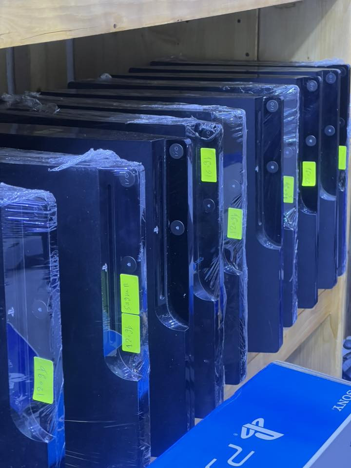 📅 الأسعار محدثة لسنة 2026  
📩 للاستفسار أو الحجز راسلنا على الخاص.
***********
توصيل لكل مكان موجود 
ضمان شهر عالوصل

🔹 PlayStation  
• PS2 Fat — 65 ألف  
• PS3 Slim — 110 ألف

🔹 PS4  
• PS4 Fat Online — 175 ألف   
• PS4 Fat jailbreak— 225 ألف  
• PS4 Slim Online — 200 ألف  
• PS4 Slim jailbreak — 270 ألف  
• PS4 Pro 1TB Online — 265 ألف  
• PS4 Pro 1TB jailbreak — 325 ألف  

🔹 Xbox  
• Xbox 360 — 110 ألف  
• Xbox One fat — 110 ألف  
• Xbox One fat 1tb — 135 ألف
• Xbox One S 500GB — 150 ألف  
• Xbox One S 1TB — 170 ألف  
• Xbox One X — 175 ألف  

🔹 Xbox Series  
• Xbox Series S 512GB — 355 ألف  
• Xbox Series S 1TB — 480 ألف  
• Xbox Series X — 610 ألف  
• Xbox Series X (مع الكرتون) — 650 ألف  

🔹 PS5  
• PS5 Fat — 575 ألف  
• PS5 Fat Digital — 540 ألف  
• PS5 Slim Digital — 575 ألف  
• PS5 Slim — 660 ألف
