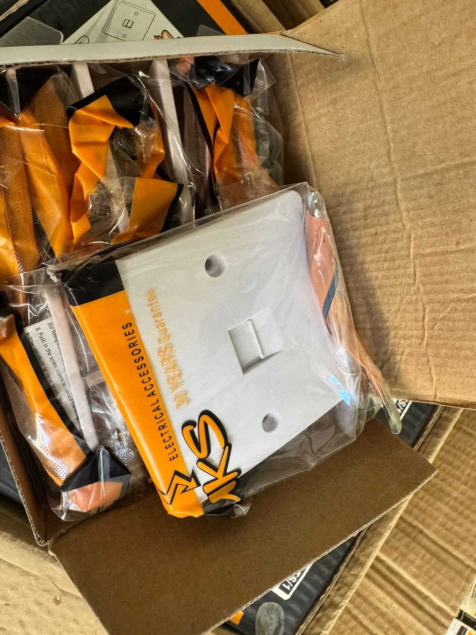 سويجات ابيض
متوفر ٣٠٠ كارتون
يحتوي الكارتون على ١٠٠ قطعه 
سعر القطعه ٧٥٠ دينار 
***********
