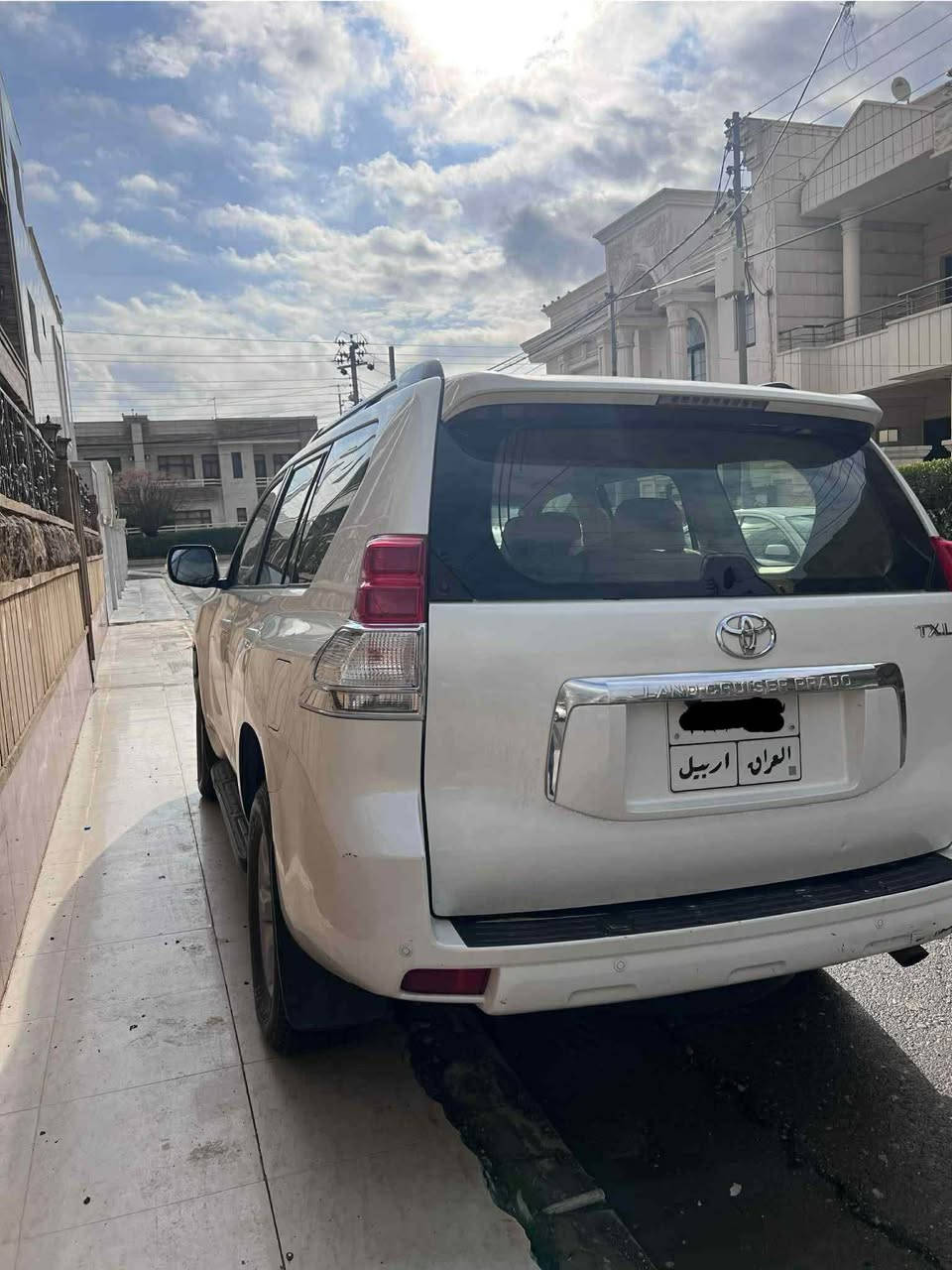 تۆیۆتا پڕادۆ 2012 TX.L
یەک دەرگای بۆیاغە بێ ناوگرتن 
فوول مواسەفاتە سلایدە بەسمەیە ناو زەردە
شەریکە جیهانە ٦ پستۆنی مەڕغوب 
مەکینەی نەکراوەتەوە
گێڕ و مەکینە بەشەرت
٤ تایەی نوێی لەژێرە
سەنەوی بەسەرچووە 
٢ بەسمەی لەگەڵە 
سعری ٢٣٠$
***********
*********** أربيل, العراق
