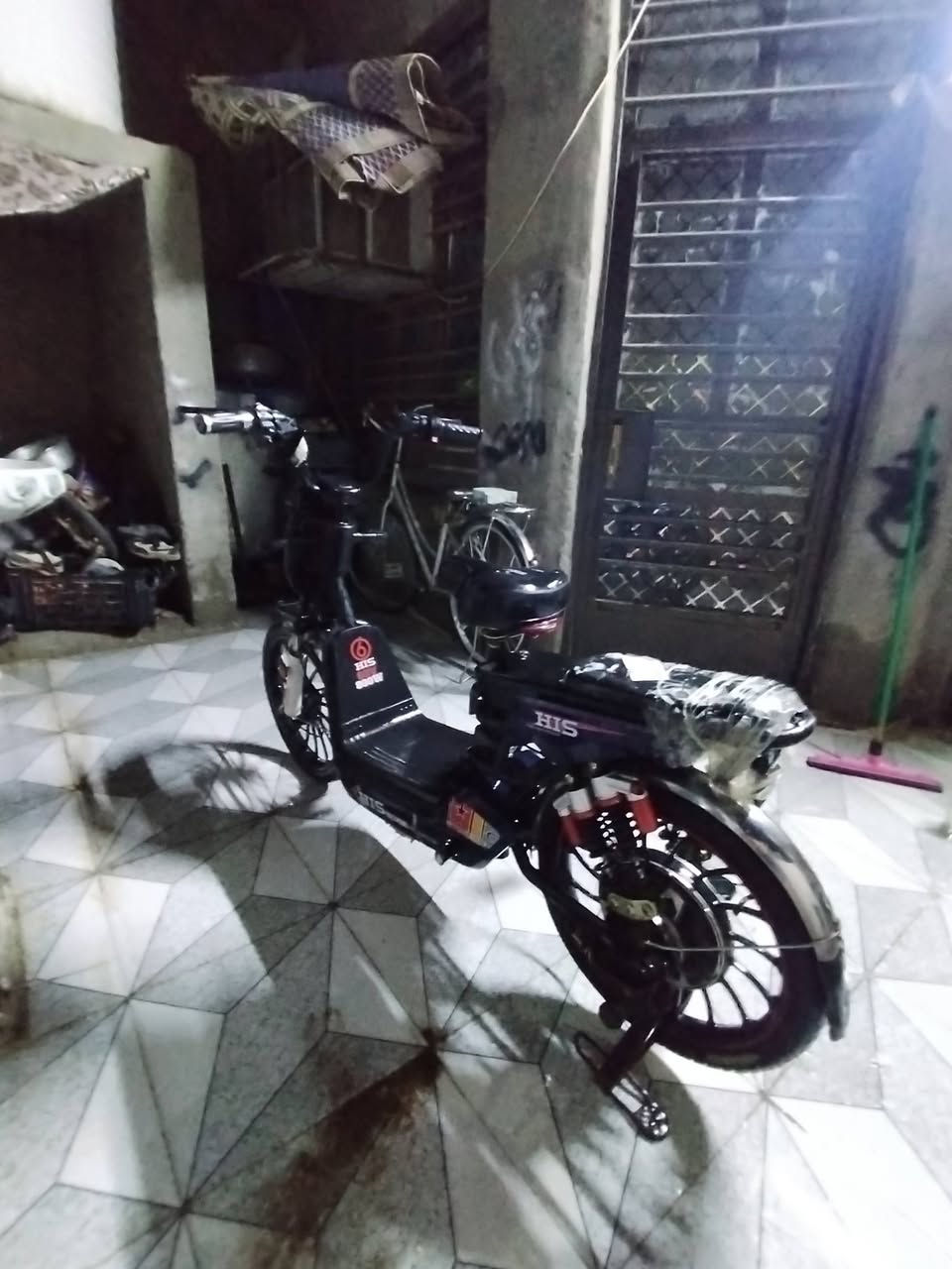 السلام عليكم دراجه شحن بطاريتها مكفوله دراجه حلوه كلها شغاله نقص بيها جوزة السويج السعر ٢٥٠ وبيها مجال بسيط رقم الهاتف ***********
