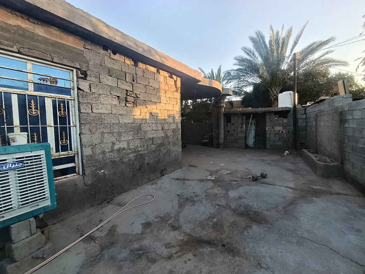 دار للبيع مساحه 350متر بأبو منيصير قرب السريع
مكان هادئ جيرانك 3بيوت 
هاي المساحه الفارغه  بالمستقبل جامع أن شاء الله 
كهرباء من جهتين +مولد ذهبي 
ماي من جهتين للتواصل والاستفسار خاص او واتساب ***********
