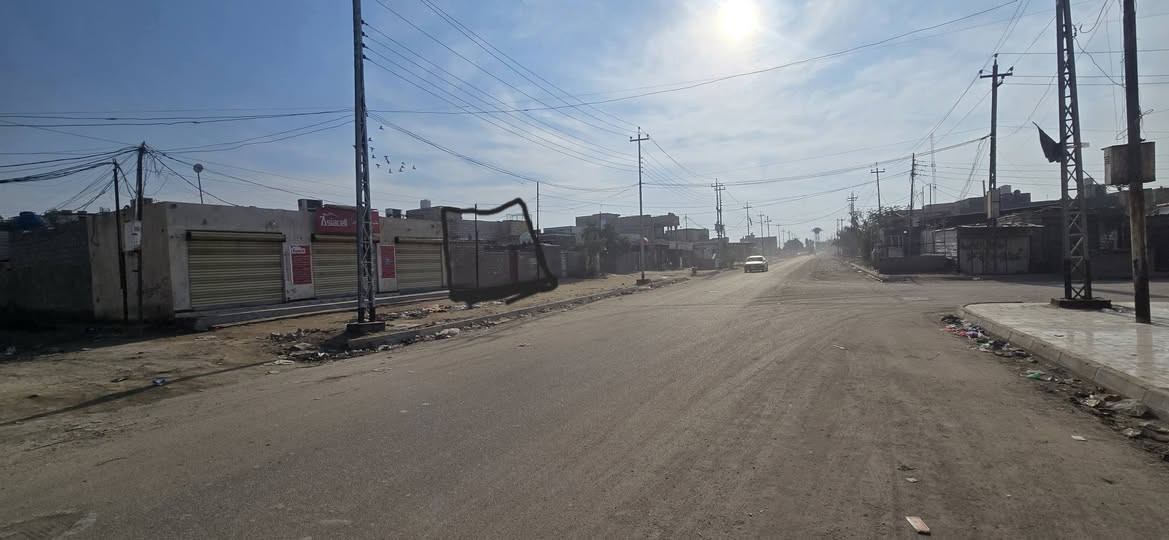 السلام عليكم بيت تجاوز يعتبر قطعة مساحته اكثر من ٢٠٠ متر تجاري على شارعين رئيسيين واحد منهن يرتبط بشارع سوق الشيوخ الرئيسي الاسكان الصناعي دور سيد حمزه النزله الرابعه ومؤشر عليه بالاسود خدمات ماء كهرباء مجاري تبليط جديدكله بباب البيت بيه وصل تطويب 
السعر 110 مليون وبيه مجال قليل ***********
