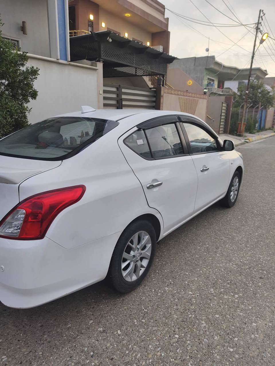 نيسان صني هندي موديل 24 رقم سليمانيه
ماشيه 28الف
ظرهها جامرلغين خلفي رصعات مامتصلح
وشبر من جامرلغ امامي 
عنواني كركوك 
التفاصيل أكثر اتصال على رقم ***********
