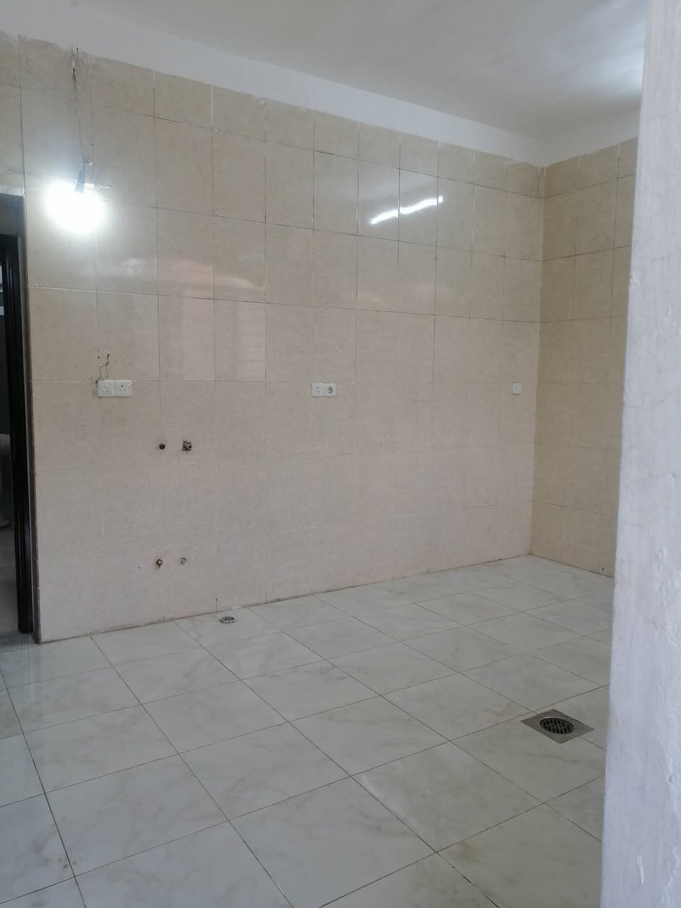 دار  #للايجار
الموقع : حي الملائيين الأولى (قرب جامع الصواف)
المساحة : 140 متر
ط1 غرفة وصالة وهول ومطبخ وصحيات وكراج وحديقة
ط2 غرفة وبيتونة
للاستفسار
***********
***********
نستقبل طلباتكم العقارية بيع شراء ايجار
