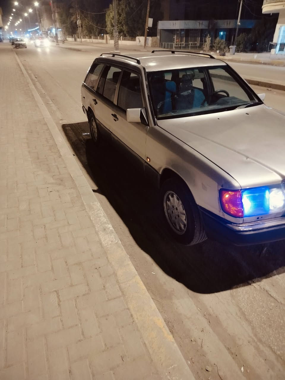 سلام عليكم للبيع او امراوس بسياره نضيفه مارسدس دب رقم بغداد دولي
صبغ عام بدون ضربه قويه  مكينه VVt3000اقتصاديه  
كير حاويه مال باجيرو ترايك وين ماتريد من الشمال للجنوب صدر خلفي وامامي جديد باسم جاري تايرات قبل شهرين شادهن السيارة حلوه ومال جناي تضرب كير وتطلع وين ميعجبك مكان السيارة بابل مسيب سعرها 43 وبيها مجال رقم الهاتف ***********
