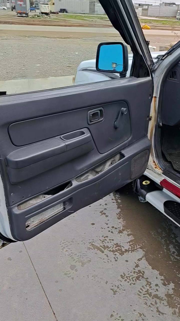 نیسانی دەبڵ مۆدیل2002
موزایەدەیەکتابی لەگەڵە 
هیچ نو‌خسانییەکی نییە 
ناونیشان/عەربەت
نرخی56گەڵاو مەعامەلە
***********
