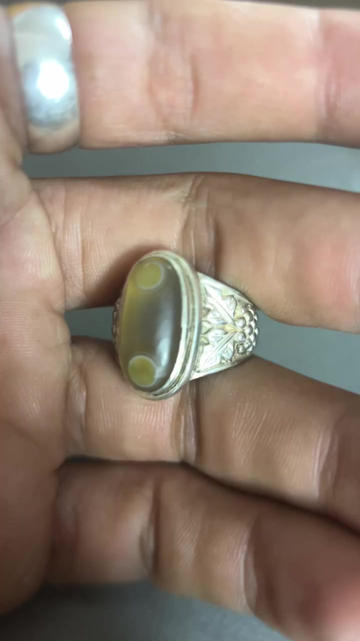 السلام عليكم اخوتي عينين سليماني صريحات ولا غلطه نوادر القطعه أندر النوادر تحفه صياغه يدويه فضه 925 قطعه واحد عل واحد هنديه قديمه قديمه ولا غلطه قطعه صحيح خاص وبل خدمه *********** والله بل عافيه الي تصير من نصيبه سعرهه مناسب
