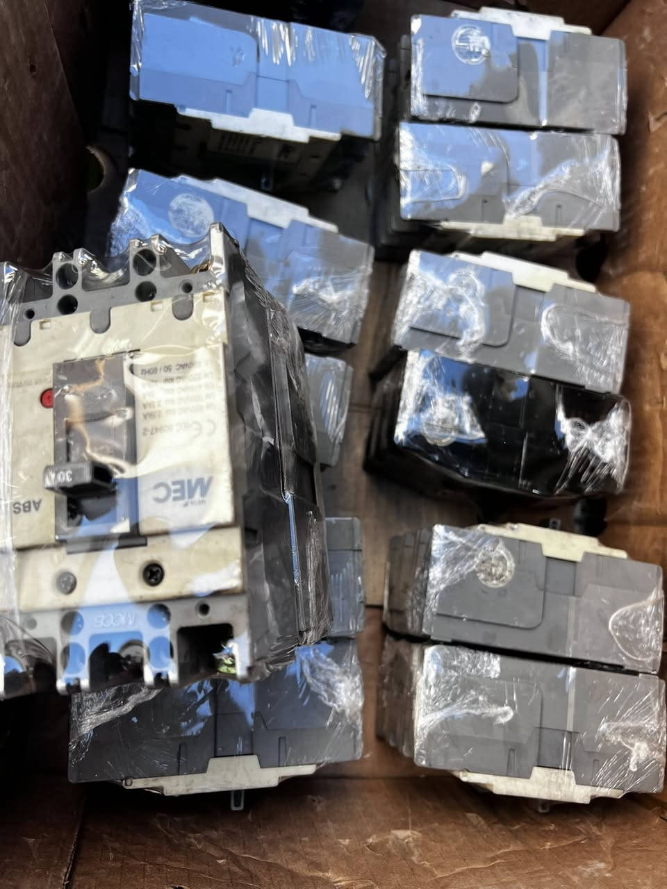 توفرت قواطع دور بالة كوري +ياباني اصلي ثلاثي  3Pو  رباعي 4P  نظافه 100/100
قاطع ثلاثي  100A  السعر 14 الف 
قاطع ثلاثي  150A السعر  25 الف 
قاطع ثلاثي  200A السعر 25 الف 
قاطع ثلاثي  250A السعر  25 الف 
قاطع ثلاثي  350A السعر 60 الف 
قاطع ثلاثي  400A السعر 60 الف
قاطع ثلاثي 600A  السعر 90 الف  
قاطع ثلاثي 800A  السعر 100 الف 
 قاطع رباعي صغير  100A  السعر 14 الف 
قاطع رباعي كبير    100A  السعر 20 الف 
قاطع رباعي      125A  السعر 25 الف 
قاطع رباعي     250A   السعر 38 الف 
قاطع رباعي     400A    السعر 80 الف 
قاطع رباعي     600A    السعر 120 الف 
قاطع رباعي     800A    السعر 140 الف 
العنوان الشورجة عگد النصارى مجاور جامع ابو التمن 
*********** 
يوجد توصيل لكافة محافظات العراق 
0️⃣7️⃣7️⃣3️⃣5️⃣9️⃣2️⃣9️⃣4️⃣4️⃣5️⃣
