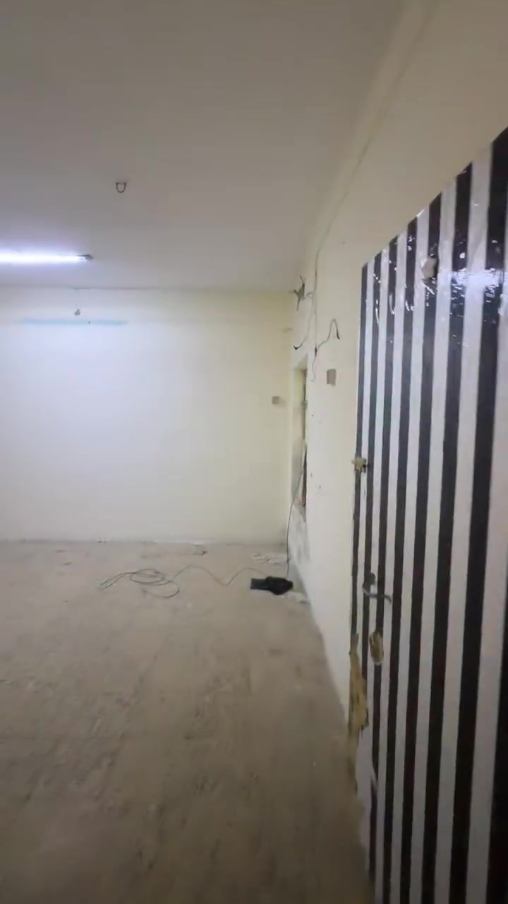 سلام عليكم بيت للبيع في البصرة في حي الزيتون البيت طابو صرف مساحته 215متر البيت يحتوي عل طابقين طابق الاول غرفه+دوانيه+هول+مطبخ+صحيات هاذ طابق لاول طابق ثاني يحتوي عل غرفتين سعر البيت240 ورجائن المو شراي لايرسلني الهاتف ***********
