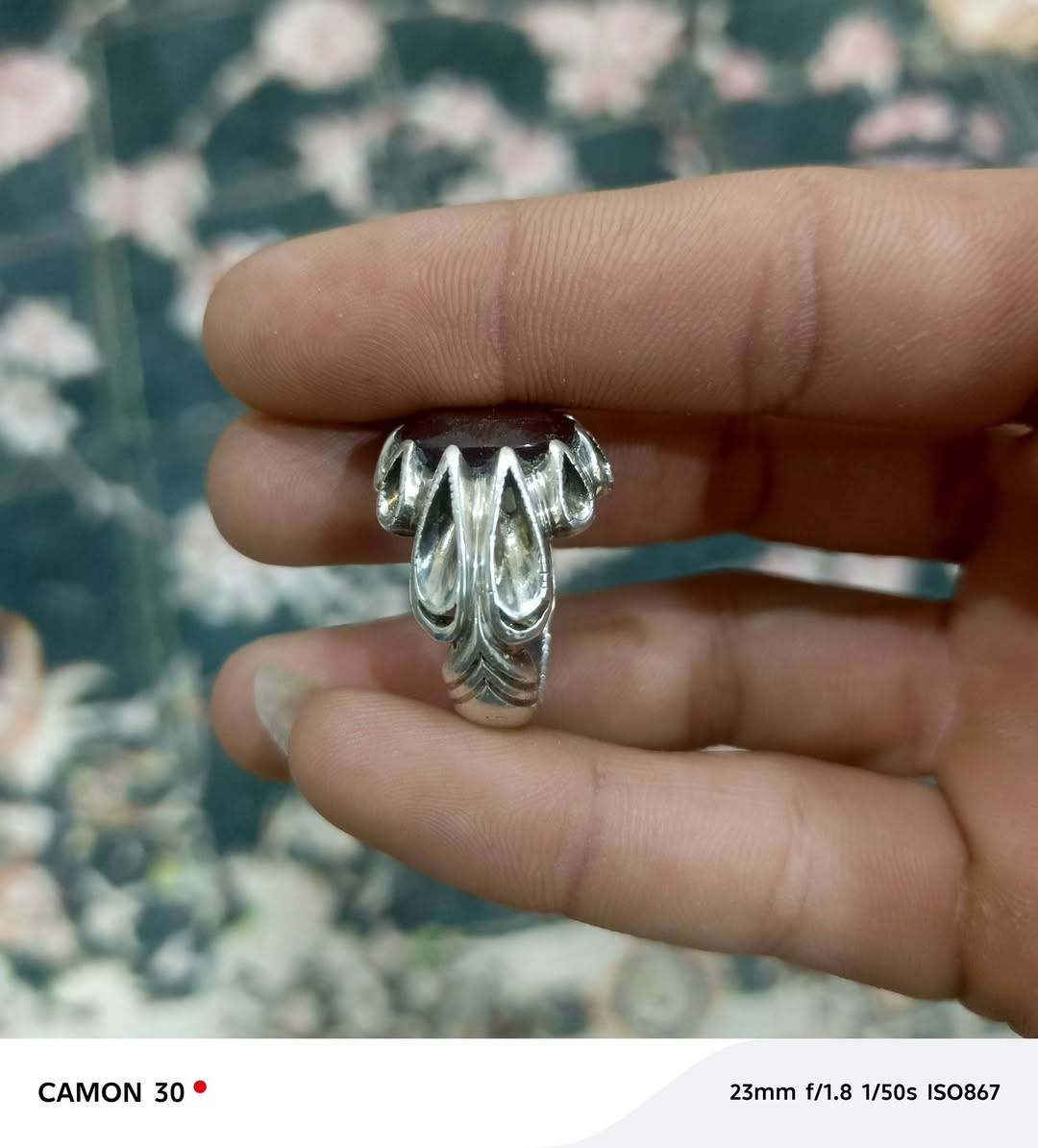 سلام عليكم ياقوت فريقي صياغة ثقيله يدوية مكاني بغداد ام الكبر والغزلان سعر ٨٠بيهه مجال ***********
