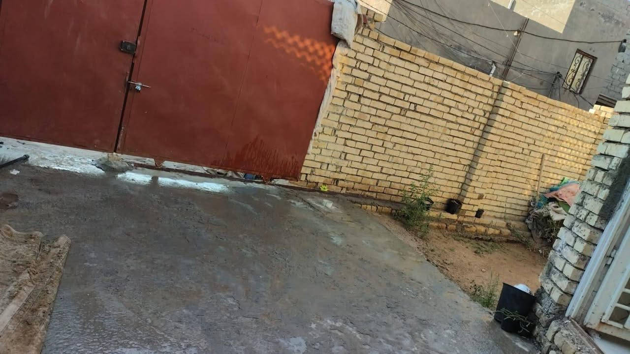 السلام عليكم بيت للبيع المساحه 200متر البناء طابوك حديث يحتوي على 3غرف نوم وستقبال ومطبخ وكراج وحديقه الجدران سيراميك الارضيه بورسلين المكان الدوب شارع العمارات فرع المولد قرب محلات ام حيدر للاستفسار الاتصال على الرقم  ***********
