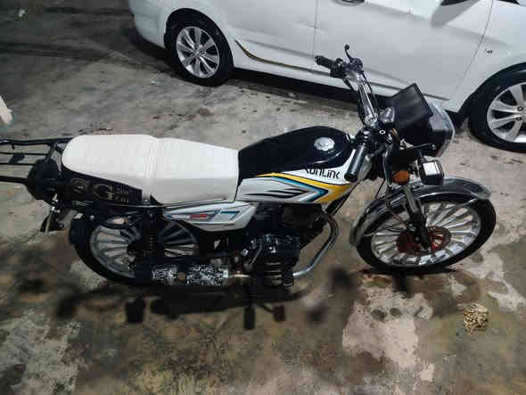 سلام عليكم دراجه سيفان ٢٥ كفاله عامه ماناقصها كلشي شغاله الدراجه تخبل كلشي شغال بيها مكينه ٢٠٠ سوده صلنصه بلاديه مالتها سوده سويجات ثنين بصمات ثنين تشغيل عن بعد سعرها ٨٢٥ وبيها مجال للطيبين الرقم *********** العنوان ديالى الخالص
