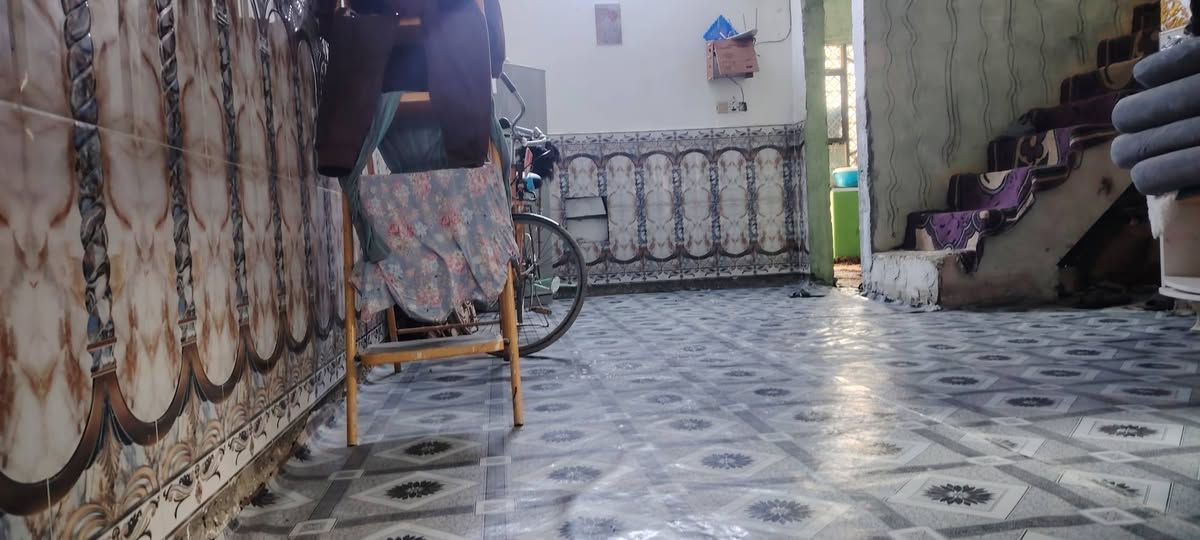 سلام عليكم اعيد النشر بسباب الوعود الكذابه بيع مستعجل بيت للبيع ١٠٠ متر شارع مطحنه نهايته عل ايدك اليمنه يحتوي البيت على غرفه وصاله جبيره واستقبال البيت بنا بلوك تجيعب صب بيت مرتب وحلو مطابخ عداد ٢ داخلي و خارجي مكشوفه حمام طارمت البيت صطح العكاده الغرفه وصاله والمطبخ والحمام طابوك الصاله جدار سيراميك الغرفه كاعيه بورسلين الا استقبال مالته  عكاده مالته فرمستون هوه والمطبخ الخارجي زينه البيت قريب عل شارع يعني كلشي متوفر يمه بيت مرتب وحلو سند ٢٥ زراعي  قرار محكمه بي البيت مشمول بل تتطويب رقم دار ٣١ الشارع مالته معرف نفس رقم الدار هم ٣١ جيران ذهب الشارع مالته هدوء كلش البيت موقعه كلش حلو وشارعه هم حلو الحي مالته اسمه حي اليرموك هاي تفاصيل  مو شراي لا تخابرني رجان سعر البيت ٢٥ وبي مجال قليل للاستفسار الخاص مفتوح تريد تنتصل عل رقم بي ويتساب ***********
