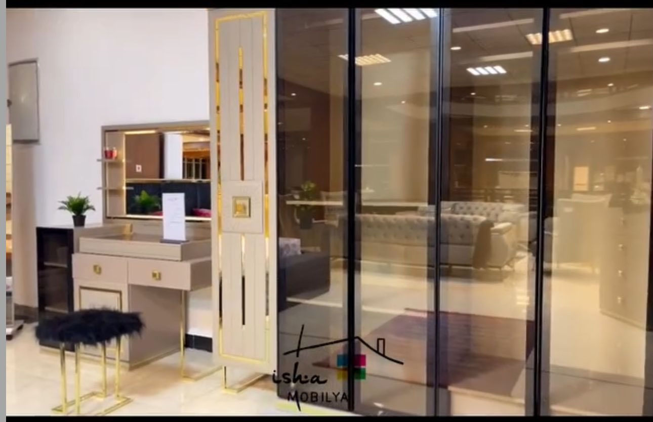 غرفه  ماركه vizyon مستعمله نضيفه جدا
متكونه من 9 قطع تركي المنشأ 
كبيرة جدا 
البصرة / القبلة
السعر مليون و 600
 واتس او اتصال ***********
