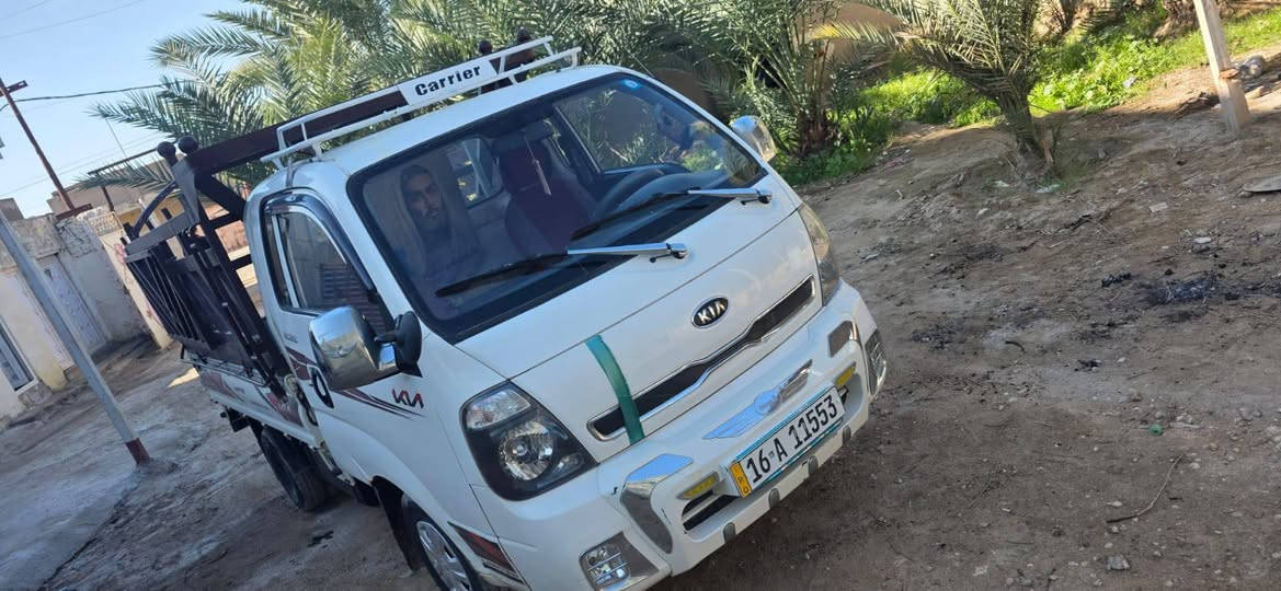 سلام عليكم 
كيا حمل 
البيع موديل 2013
رقم قادسيه انكليزي لل2030
ظربه تبديل كفاله 
بيها بس الدوس بيهن خياس 
شاصي مكفولة 
حداديه تخم تاير 
السعر 96
بيها مجال للشراي 
المكان الديوانية 
***********
