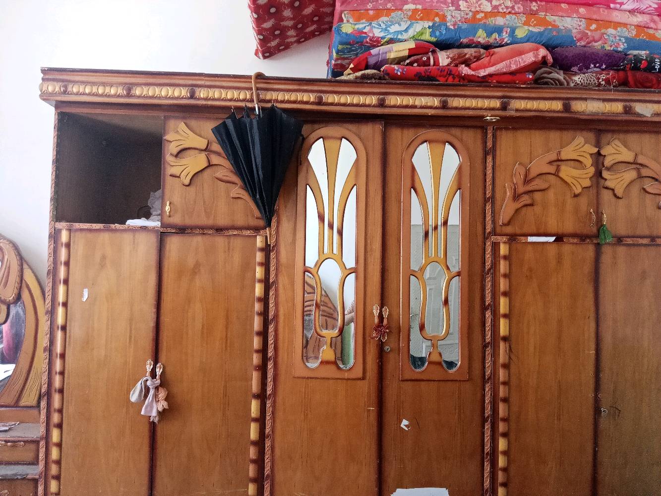 هاي غرفه خشاب جديده بس متروكه وبيها تراب بس هيه جديده (غرفه كامله)  كلش زينه
وين موقع الغرفة بالضبط حتى المشتري يعرف يراجعكم؟: 
واسط غضاء صويره 
هل بيها أي عيوب أو تلفيات غير الغبار، مثل خدوش/كسور/فكّة بالمفاصل؟: 
باب واحد واكع من البوفيه تكدرون تشوفونه وهو موجود يتركب  
السعر شكد وهل هو قابل للتفاوض لو نهائي؟: 
نهائي
طريقة الاستلام شلون: توصيل من عندكم لو المشتري يجي ياخذها؟: 
المشتري يجي ياخذها 