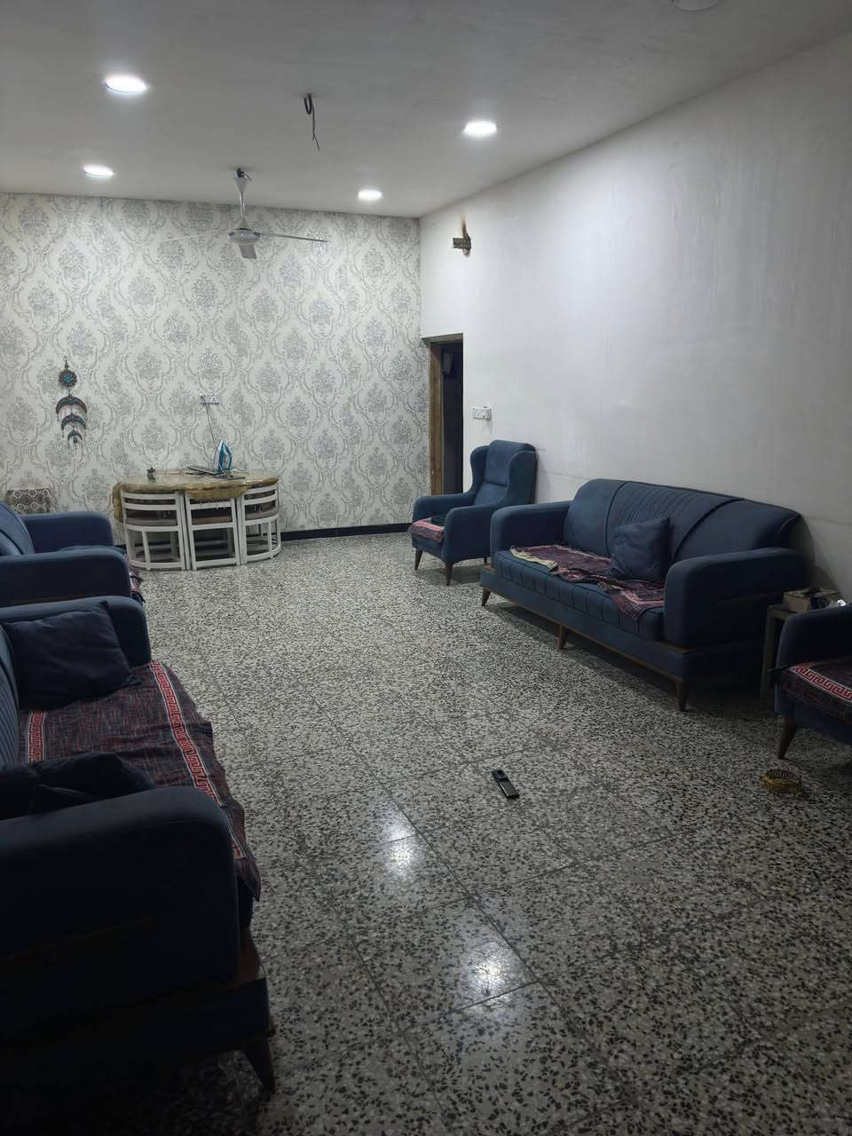 دار سكن للبيع مساحته ( 163 م ) واجه ( 14 م في 14 ) بناء طابوق 🧱
يحتوي على غرفه استقبال ومطبخ وثلاث غرف نوم وصحيات 
سعر المتر الواحد ( 1،250 ) مليون وبيه مجال للجاد بالشراء 
العنوان / بغداد- ابو غريب-شارع الصناعه - قرب المجمع الحكومي ( الضريبه - والتسجيل العقاري- الجنسيه والجوازات) 
للاستفسار اكثر يرجى الاتصال على الارقام التاليه: 
*********** أتصال + واتساب 
*********** أتصال 
مكتب الديار للوساطة العقارية ( أبو عمر الزوبعي)
عموله المكتب ‎%‎1
