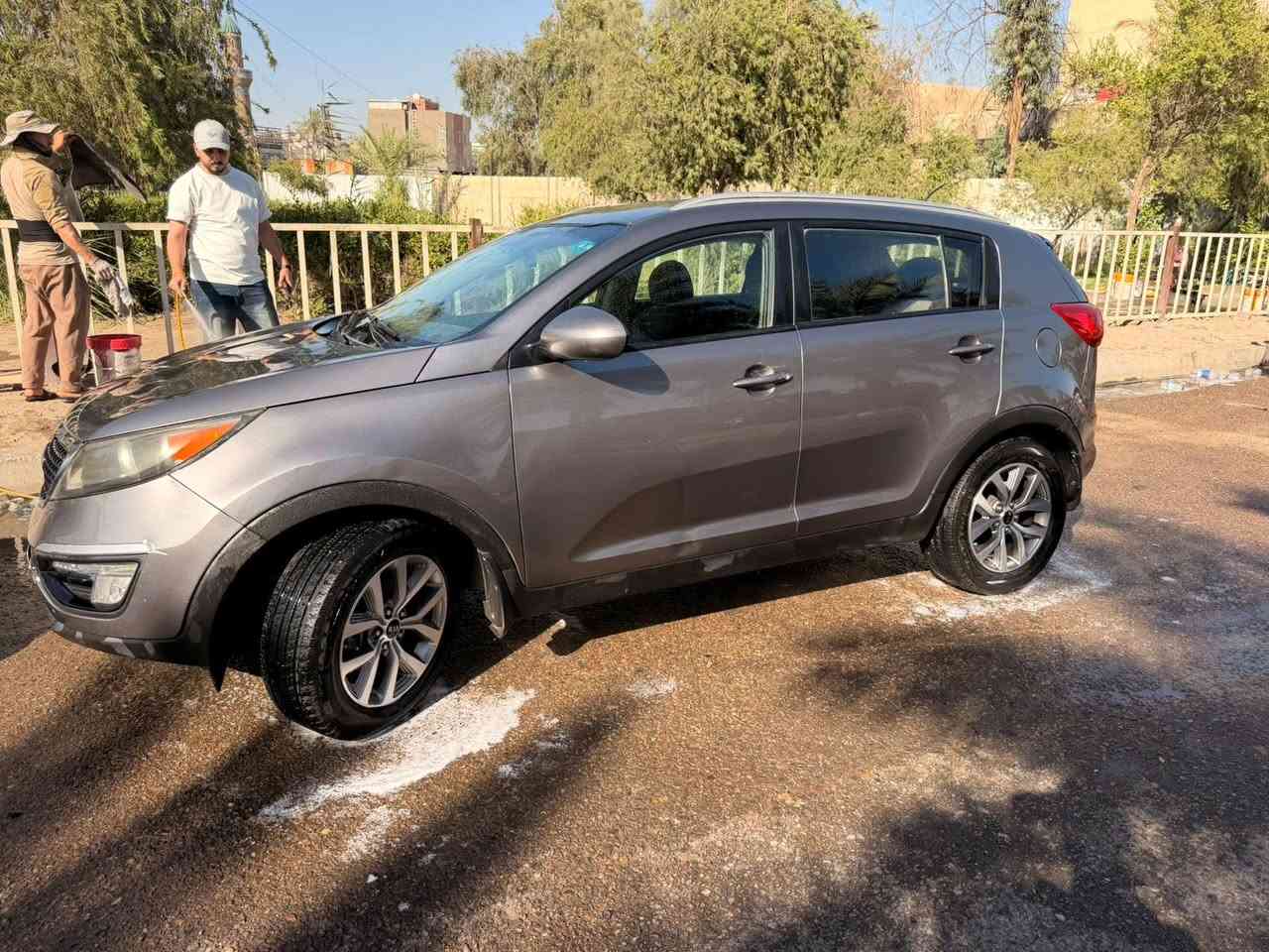 سلام عليكم للبيع سبورتج موديل 2016 وارد امريكي حادث قطعتين فقط والبنيد مبدل الباقي كفاله عامه رقم بغداد محرك 2400GDI خير من الله لاتنقيص ولا تبخير سياره جاهزه من كلشي السعر 133 وبيه مجال مكاني بغداد الشعب رقم ***********
