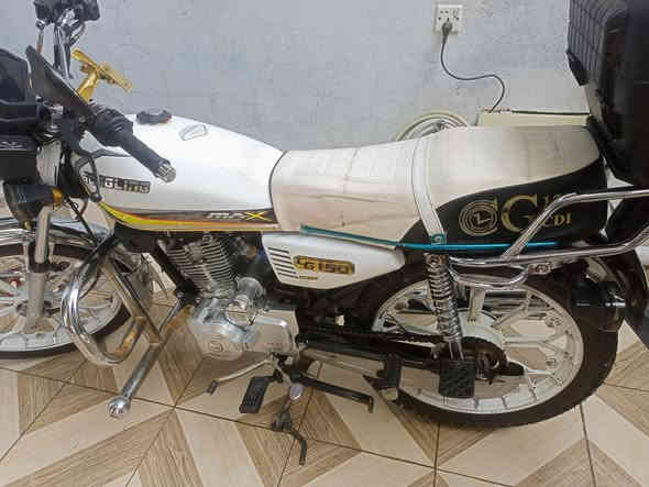 دراجة ايراني مرقمة للبيع بشرط التحويل ما اسوي وكالة. موديل 24 (150cc) المحرك مجفت هسة كلشي مابي لا تنقيص ولا تبخير . تايرات جديدة ودبلات خلفية وماشة خلفية جدد وباتري وتانكي جديد. الدراجة نظيفة وكلشي بيها شغال بس بيها شغلات خفايف يحتاجن ترتيب وبس 
السعر مليون و350الف وبيها مجال قليل. عنواني بغداد الشعب للاستفسار والتواصل على الخاص او الاتصال واتساب على الرقم *********** فقط بي واتساب
