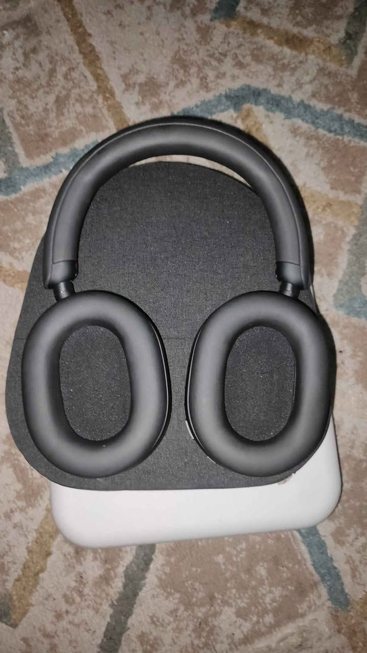 سماعة سوني xm5 اقوى عزل بالعالم و انقى صوت بالعالم نظيفة جداً ❤️ و بسعر ٢٨٠ و بيها مجال مكاني الشعب رقم *********** بغداد, العراق
