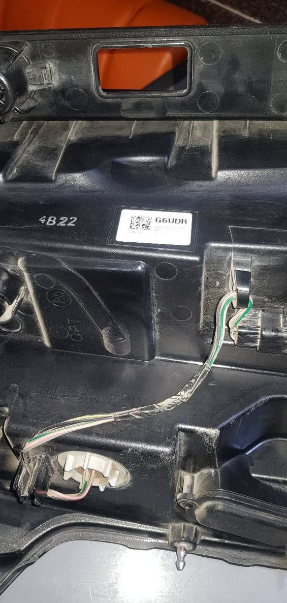 بك لايت سورنتو ٢٤ ٢٥ ٢٦ جامته مكسورة فقط للأستفسار ***********
