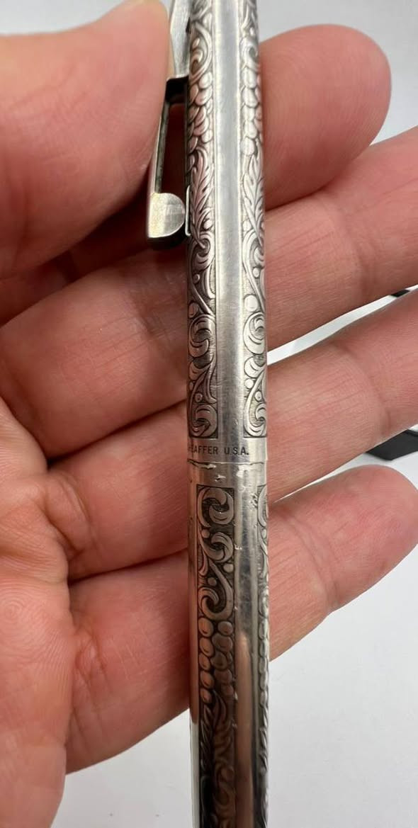 تحية طيبة  ،،، 
           #قلم_جاف_شيفر_امبريال SHEAFFER IMPERIAL 
           الصنع : امريكي #اصلي  ، MADE IN USA  ، 
             مستخدم ، إنتاج طراز كلاسيك #قديم  ، 
        مصنوع من #الفضة_استرليني_925  STERLING  ، 
               نقشة #أوراق_الشجر مميزة جدا  ، 
* السعر : 145 الف  ، 
 * يوجد توصيل  .


**إذا كنت صاحب هذا الإعلان وتريد حذفه لأي سبب، رجاءا أرسل رسالة إلى الدعم الفني**