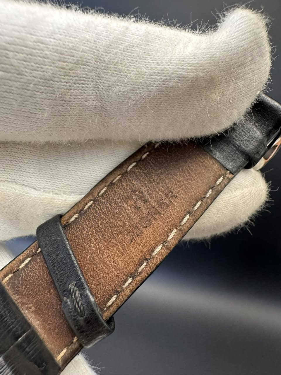 Aigner Verona Nuovo A22000
لعشاق النوادر (أكنر) سويسري أصلي مستخدم بدون علبة ساعة فقط 
- القطر 40mm الحجم الكبير
- نافذة لعرض التاريخ
- مينا مميزة بنقش أكنر مع طوق مطرز بحروف محفورة
- ماكنة تعمل بنظام البطارية
- سير جلد بلادي مع البوكل الأصلي
نظافة الساعة ممتازة كالجديد
للإستفسار مراسلة الصفحة ، يوجد توصيل الى جميع محافظات العراق
(نتعامل بالساعات الأصلية فقط)


**إذا كنت صاحب هذا الإعلان وتريد حذفه لأي سبب، رجاءا أرسل رسالة إلى الدعم الفني**