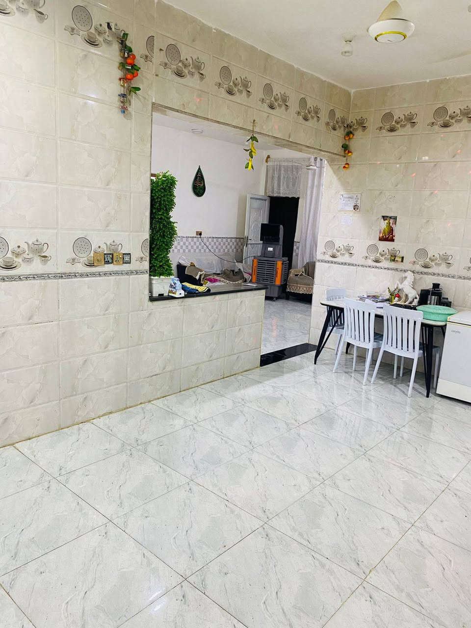 بيت ٣٠٠متر ركن طابق واحد الكوت الجديدة شارع بيت حايف قريب شارع العام 
غرفتين ٤×٥
صالتين صاله بيه صحيات ودرج وصاله مفتوحه عل مطبخ
استقبال ٧ونص × ٥ مع كليدور 
مطبخ ٤× ٧ 
ممر من الجانب متر 1 ومن الخلف مترين2 
***********للستفسار 

طرمه +كراج + صحيات داخلية وخارجية
