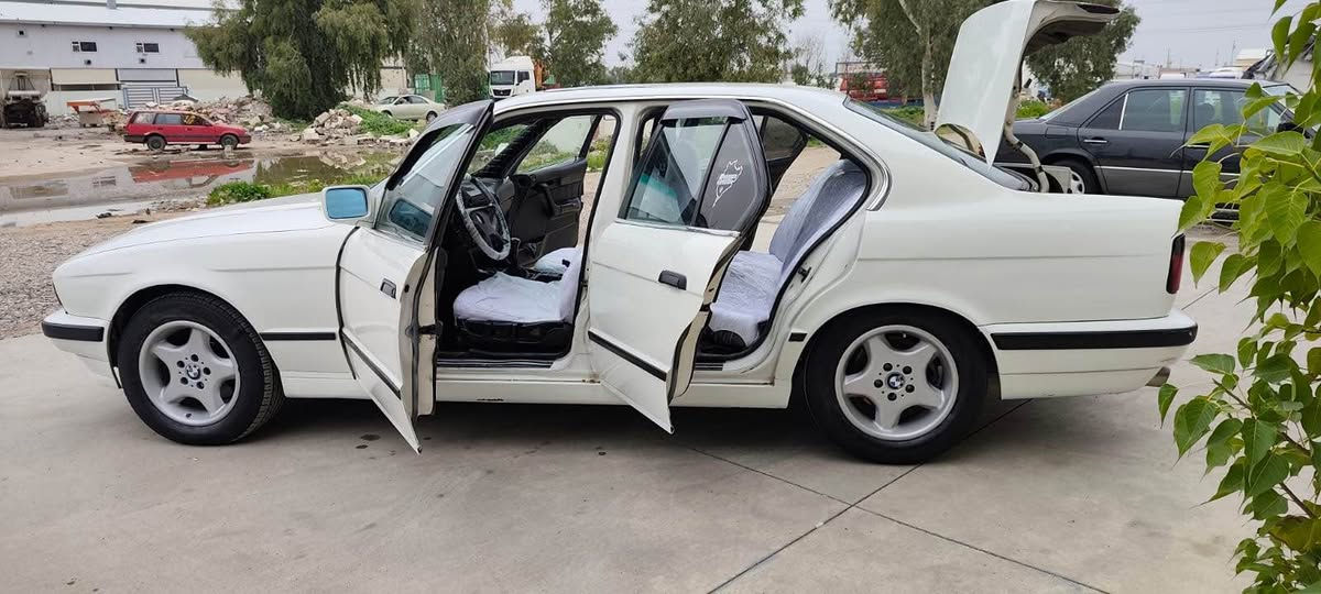 bmw 
مۆدێل ١٩٩١
رەقەم سلێمانی. تاکو ٢٠٣٠تازەیە 
بەشەر تی تەحویل و خەرامە 
٥٢٠
مەکینە کەپس 
گێر عادی 
حیزام بۆیاخە بۆ جوانی 
بێزەربە و لێدان 
سلایت 
جام کارەبای 
چوار تایە تازە 
تەقەو رەقە بەشەرت
گێرو مەکینە بەشەرت✈️
نرخ. 47
ژ.م. *********** 
شوێن کەلار كالار, السليمانية
