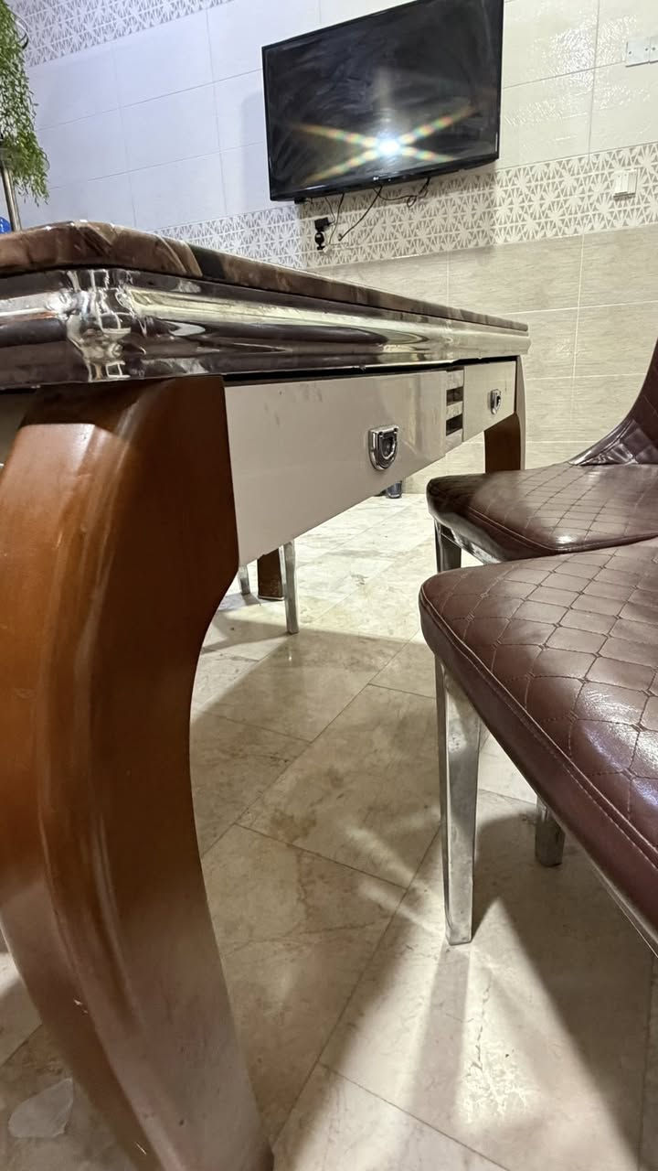 ميز مطبخ للبيع
السطح مرمر مع خمس كراسي
الحالة جيدة جداً 
السعر ٣٥٠ 
حلة


**إذا كنت صاحب هذا الإعلان وتريد حذفه لأي سبب، رجاءا أرسل رسالة إلى الدعم الفني**
