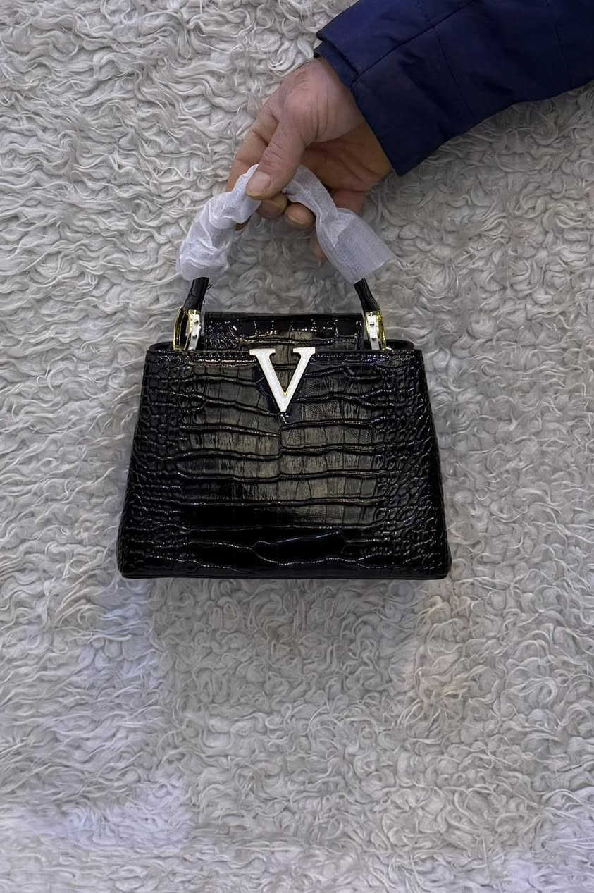 سلاو 😍👋 مرحبا 👋🧡 ANA SHOES 
جبنالكم حقايب نسايً ماركه  موجود 5الوان
العنوان كركوك قادسيه الثانيه بدايه سايدين ابو
 خطاب  توصيل جميع محافظات
الاتصال على هذا الرق***********
