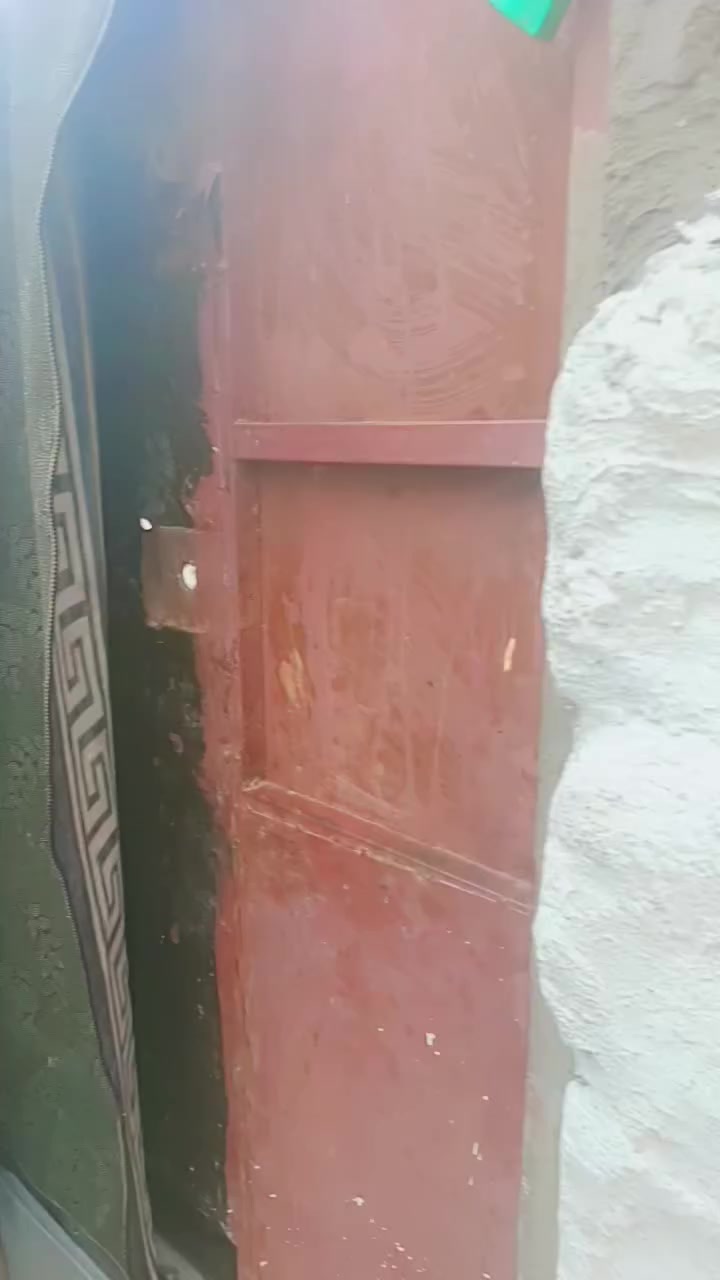 السلام عليكم بيت تجاوز للبيع غرفتين واستقبال ومطبخ وحمام مشترك وطرمه ومدربان طويل وبي مساحه  50 متر ورا البيت المكان الدوره نهايه شارع60 بل ميه 20 سعر خاص   ***********,,,*********** بي واتساب
