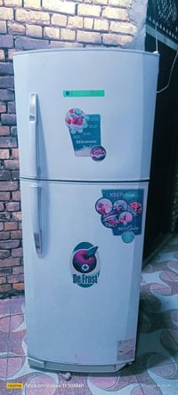 ثلاجه نضيفه للبيع شغاله شرط شغل علفحص وتجي وتشوف نضافته 07711048301