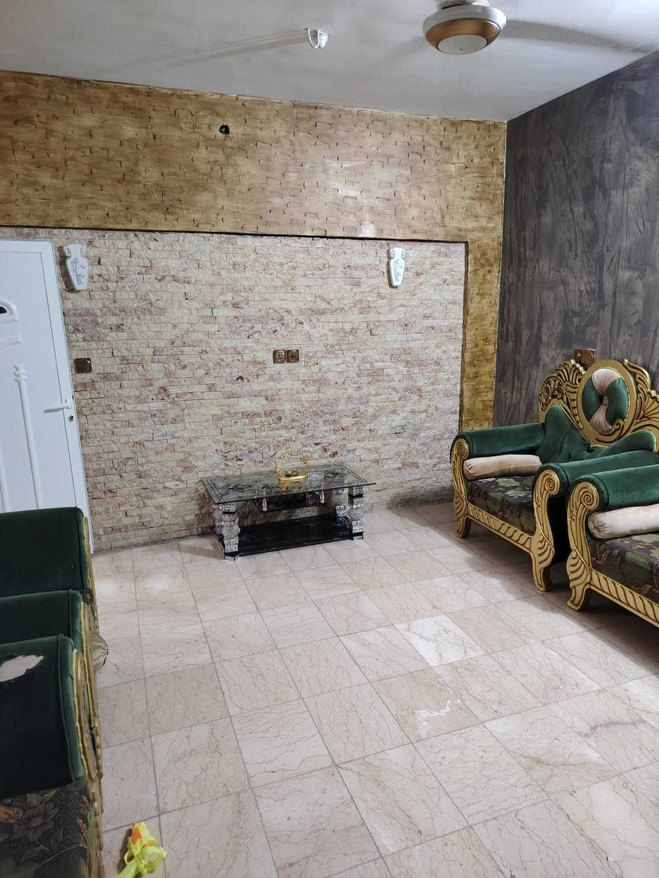 السلام عليكم بيت بالوليد ٢٩٤ متر طابقين بناء مسلح يحتوي على الارضي استقبال وغرفتين وهول مطبخ وخدمات والثاني استقبال وهول ومطبخ مشترك ستوديو وثلاث غرف وخدمات الواجهة ١٢ والنزال ٢٤،٥ سعر المتر ١٢٠٠ مليون للتواصل الاتصال على الرقم *********** او واتساب ***********
